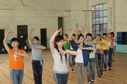萬源市職業(yè)高級中學(xué)學(xué)生正在上體操課