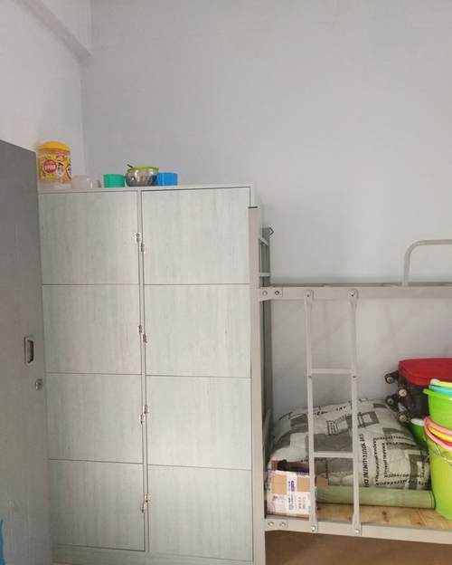 南充技師學(xué)院建華校區(qū)寢室衣柜