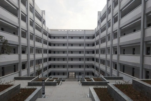 南充技師學(xué)院建華校區(qū)宿舍大樓中央