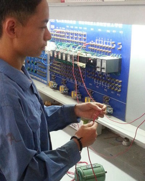 雅安航空工業(yè)聯(lián)合技工學校PLC訓練