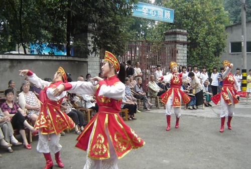四川廣播電視中等專業(yè)學(xué)校學(xué)生慰問敬老院