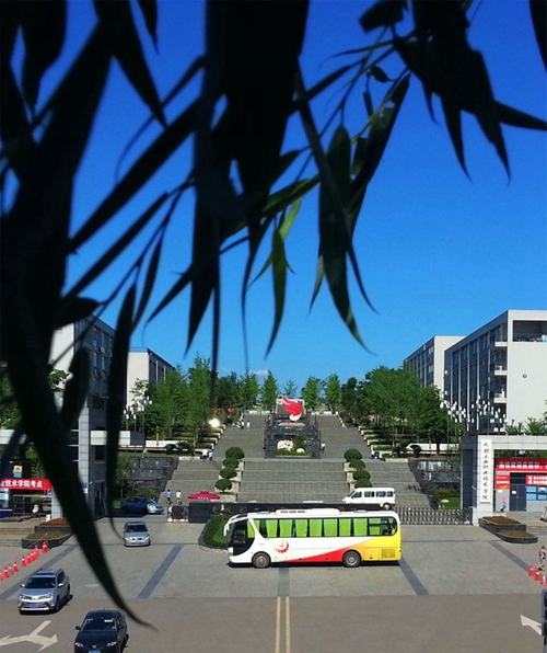 成都市工業(yè)職業(yè)技術(shù)學(xué)校遠(yuǎn)看校門
