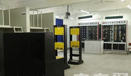 四川省成都市財(cái)貿(mào)職業(yè)高級(jí)中學(xué)校（成都財(cái)貿(mào)職中、財(cái)貿(mào)學(xué)校）綜合布線(xiàn)實(shí)訓(xùn)室