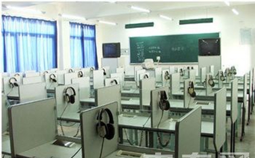 四川省成都市財(cái)貿(mào)職業(yè)高級(jí)中學(xué)校（成都財(cái)貿(mào)職中、財(cái)貿(mào)學(xué)校）語(yǔ)音室
