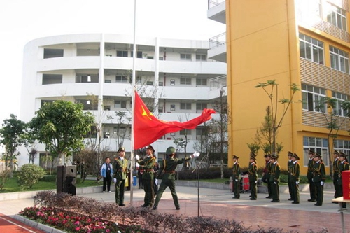 成都建筑職業(yè)中專學(xué)校升國(guó)旗
