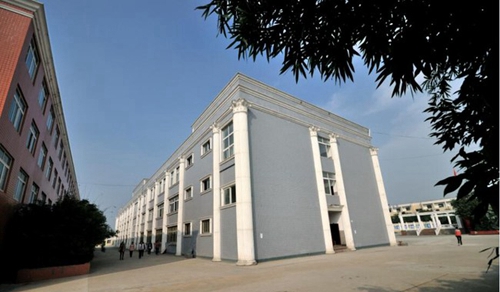 成都汽車職業(yè)技術(shù)學(xué)校（龍泉汽車學(xué)校）教學(xué)樓側(cè)面