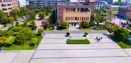 成都市郫都區(qū)友愛職業(yè)技術學校（郫縣友愛職業(yè)學校）行政樓廣場