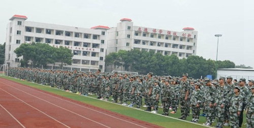 成都市現(xiàn)代制造職業(yè)技術(shù)學(xué)校（新都職業(yè)技術(shù)學(xué)校）新生軍訓(xùn)