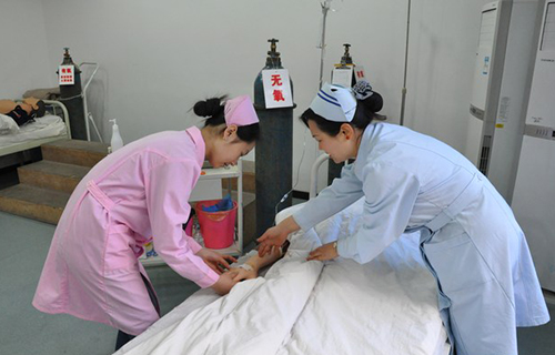 重慶市護(hù)士學(xué)校（魚洞護(hù)士學(xué)校）教師精心指導(dǎo)