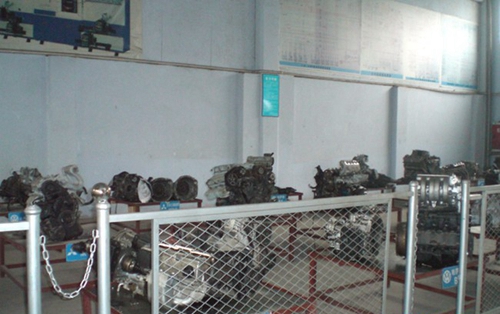 四川省自貢倍樂(lè)職業(yè)學(xué)校發(fā)動(dòng)機(jī)、變速箱實(shí)訓(xùn)室