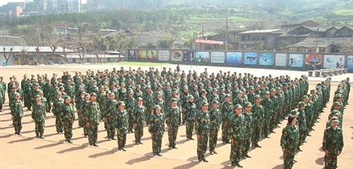 四川省自貢倍樂(lè)職業(yè)學(xué)校新生軍訓(xùn)