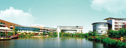 四川城市技師學院（四川城市職業(yè)學院）成都校區(qū)——東湖（學校的封面照）