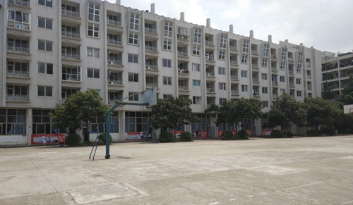 樂(lè)山市醫(yī)藥科技學(xué)校龍泉：學(xué)生寢室大樓