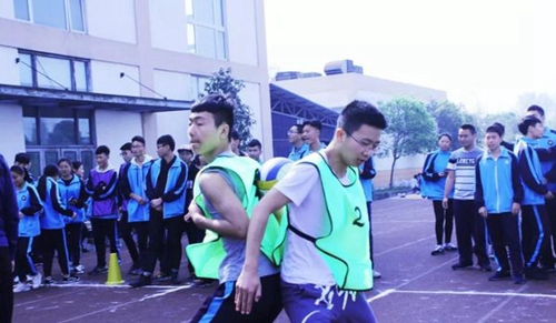 都江堰市職業(yè)中學背向夾球