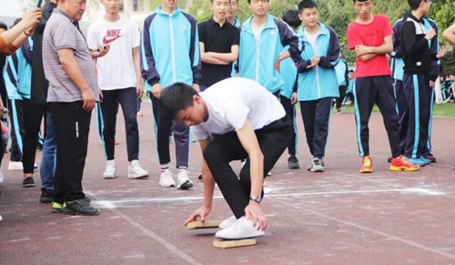 都江堰市職業(yè)中學摸石過河