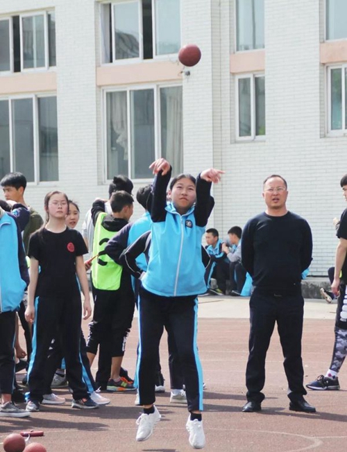 都江堰市職業(yè)中學實心球