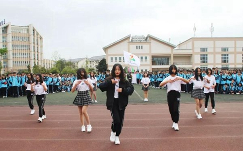 都江堰市職業(yè)中學舞蹈《最喜歡的》