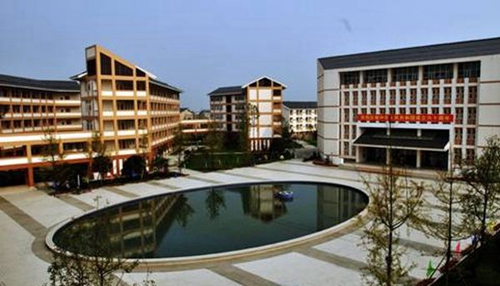 都江堰市職業(yè)中學人工湖
