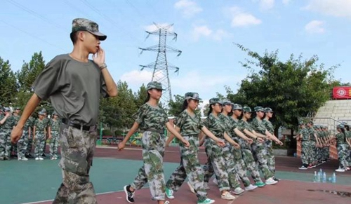 四川省雙流建設(shè)職業(yè)技術(shù)學(xué)校隊(duì)列訓(xùn)練
