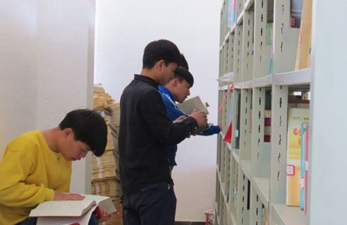 普定縣職業(yè)技術學校圖書一角