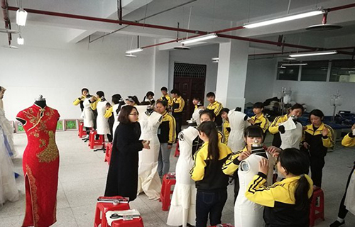 重慶市秀山職教中心服裝設(shè)計與工藝