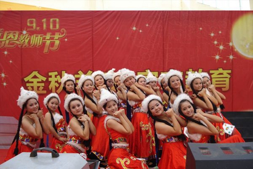 成都翰林職業(yè)技術(shù)學(xué)校校舞蹈隊(duì)表演