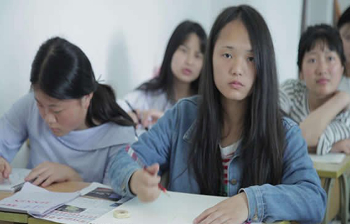 重慶工業(yè)管理職業(yè)學校學生專注