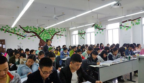 成都指南針職業(yè)技術學校學生課堂