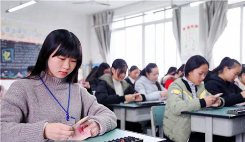 成都指南針職業(yè)技術學校會計點鈔訓練