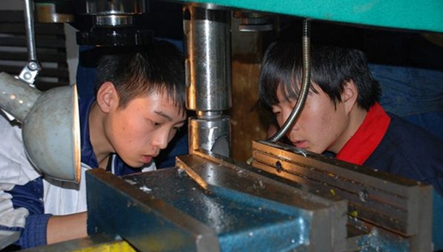 貴州水城礦業(yè)（集團）技工學(xué)校車工實習(xí)