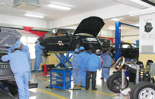 重慶工業(yè)管理職業(yè)學(xué)校汽修車間實(shí)訓(xùn)