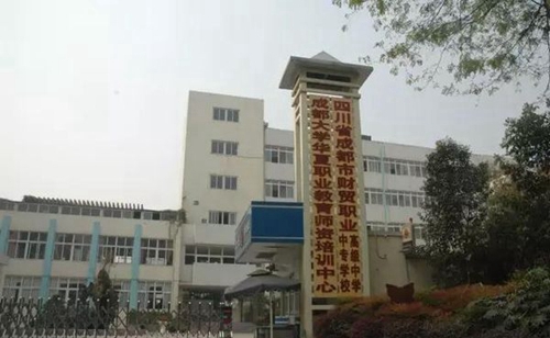 校園大門