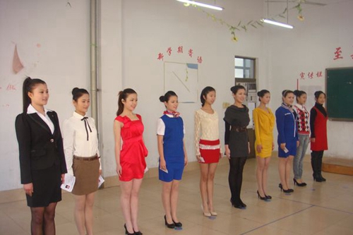 簡陽市機電工程學(xué)校航空與高鐵禮儀學(xué)習(xí)