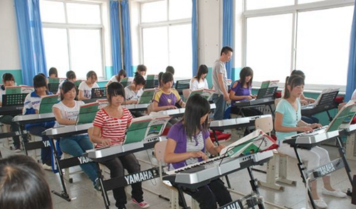 簡陽市機電工程學(xué)校電子琴房實訓(xùn)