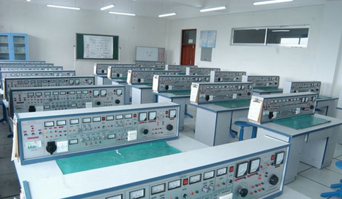 簡陽市機電工程學(xué)校電工電子與拖動實訓(xùn)室