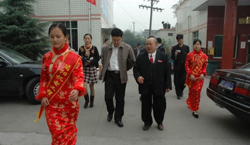 簡陽市機電工程學(xué)校領(lǐng)導(dǎo)視察