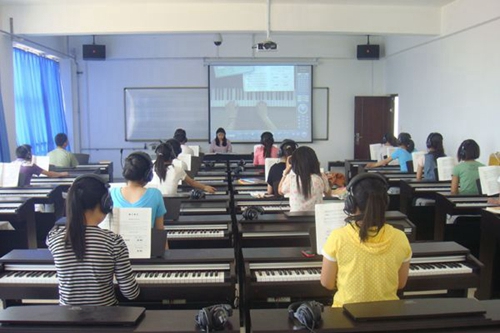 簡陽市機電工程學(xué)校鋼琴實訓(xùn)教學(xué)