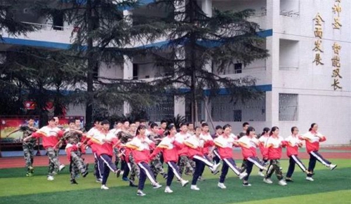 成都市蜀興職業(yè)中學(xué)隊(duì)列訓(xùn)練