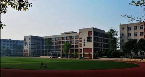 成都石化工業(yè)學(xué)校校園一角
