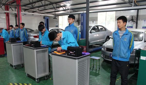 成都電子信息學(xué)校汽修專業(yè)實訓(xùn)環(huán)境