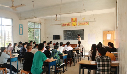 宜賓南亞電子職業(yè)技術(shù)學(xué)校學(xué)生們正在聽(tīng)課