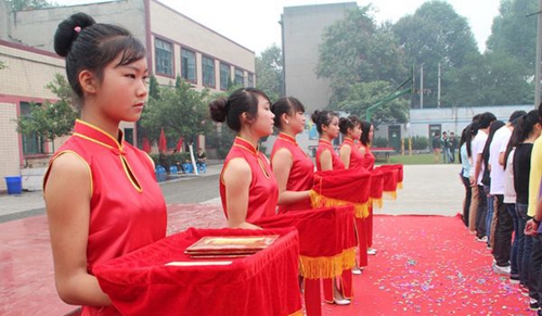 四川省工業(yè)設(shè)備安裝技工學(xué)校禮儀活動(dòng)