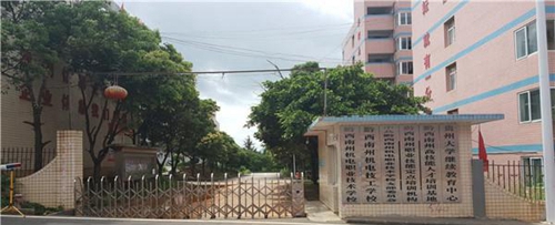 黔西南州機(jī)電職業(yè)技術(shù)學(xué)校大門(mén)