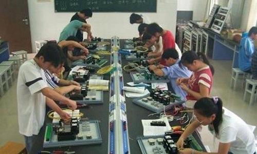 險峰機床廠技校電工專業(yè)