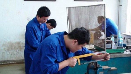險峰機床廠技校鉗工專業(yè)