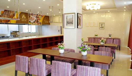 成都新東方烹飪技工學(xué)校就餐區(qū)