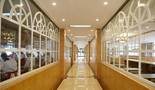 成都新東方烹飪技工學(xué)校校區(qū)走廊