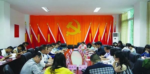 四川省阿壩衛(wèi)生學(xué)校黨員大會