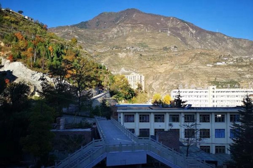 四川省威州民族師范學(xué)校美麗校園