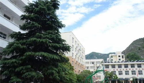 四川省威州民族師范學(xué)校校園風(fēng)景